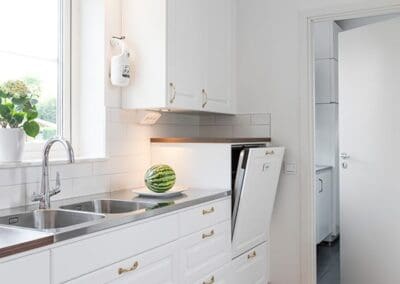 Hemma hos Åsa och Viktor Kök upphöjd diskmaskin, AChoice stenhus