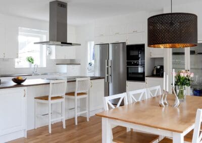 Hemma hos Åsa och Viktor matplats och kök, AChoice stenhus