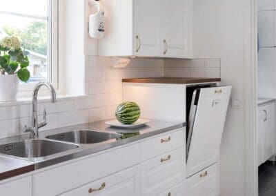 Hemma hos Åsa och Viktor Upphöjd diskmaskin, AChoice stenhus