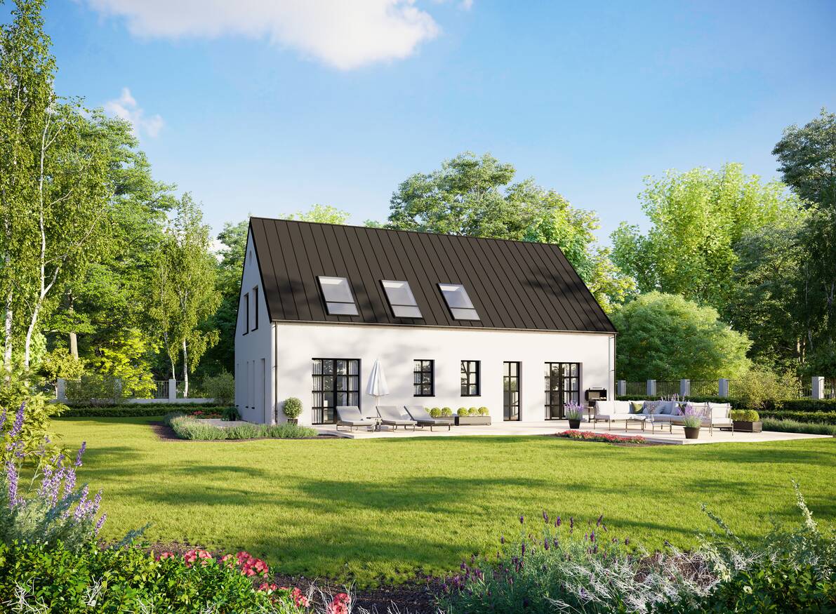 Arkitektritat stenhus med kund, 1,5 plan på 160kvm med vit putsad fasad och 45 graders plåttak. Bild visar baksidan av huset. Tre takfönster.