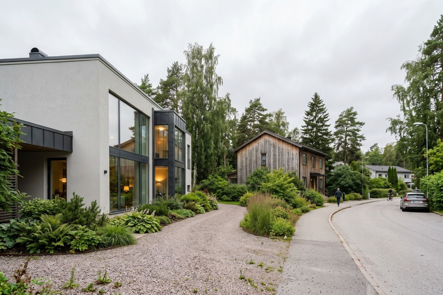 Stenhus vs trähus hero lq Modern arkitektritad stenhusvilla med stora glaspartier byggd i grönskande villakvarter.